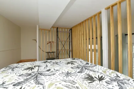 Renovated ground-floor apartment with outdoor spa. Sleeps 4.