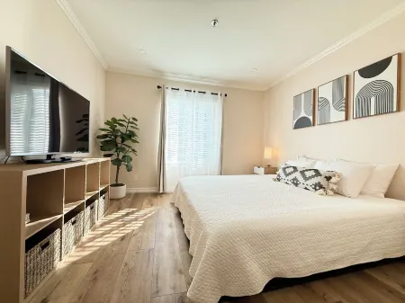 Modern 1-Bedroom LA Condo with 2 Parking Spaces - Prime Sherman Oaks Location Отели в г. Шерман-Окс
