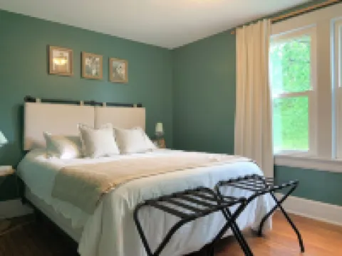 Cozy Cottage on Main. Halfway between the Ark and Creation Museum! Hotels in Walton