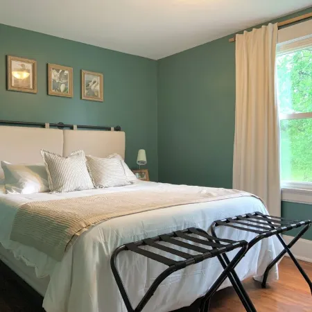 Cozy Cottage on Main. Halfway between the Ark and Creation Museum!