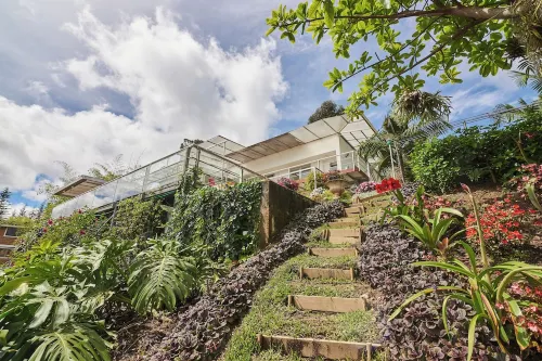 Cabin with jacuzzi, lake view and close to the Guatapé stone. Pet friendly