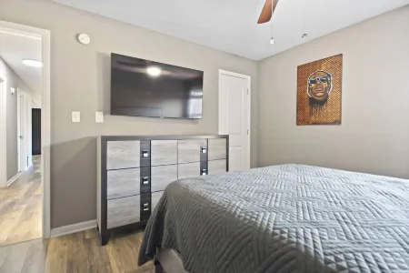 Centrally Located Apt with Pool in Columbia, MO