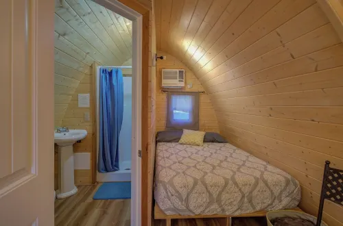 Cute European Bungalow Cabin w/Hot Tub. 1 Double Bed