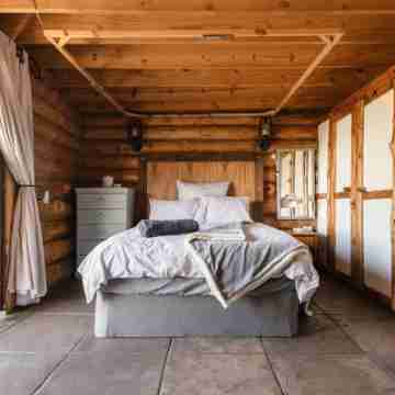 Log Home (with Hot Tub) Overlooking The Lion & Safari Park Rooms