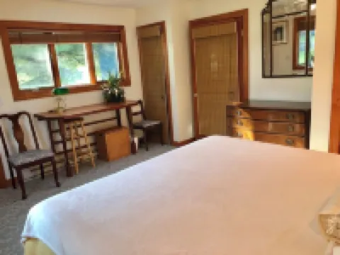 Charming Rhinebeck Cottage, 5 min. from town, King Bed! Hotels in Rhinebeck