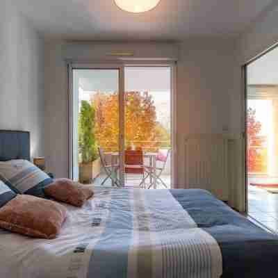 Cosy Apartment with Large Balcony and Private Parking Rooms