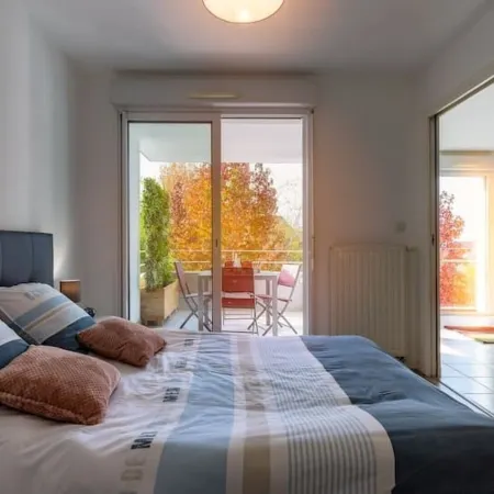 Cosy Apartment with Large Balcony and Private Parking