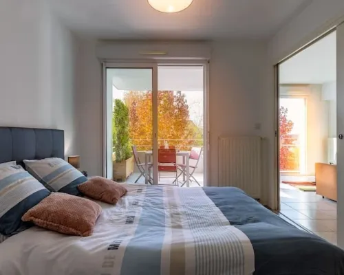 Cosy Apartment with Large Balcony and Private Parking فنادق في لوريان