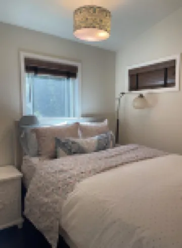 Charming and private detached cottage unit with AC in beautiful Mill Valley