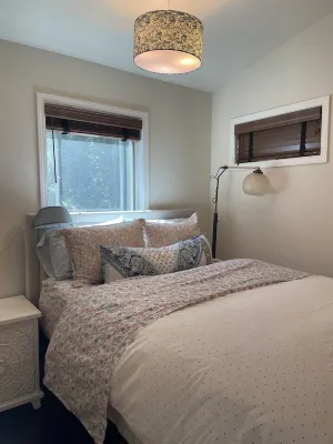 Charming and private detached cottage unit with AC in beautiful Mill Valley