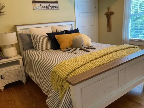 3BR 1BA Victorian Steps to the Beach-One Seasonal week left Hotels in Beach Haven