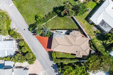 Luxury 3 Bedroom Private Home Walk to Beach