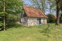 Country house on beautiful waterfront park Hotels in Westerbork