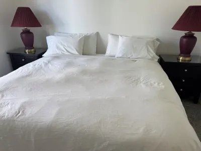 Brand new house in lookout Avenue with the nice ocean view mountains. 瑟切爾特機場附近的飯店