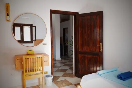 Modern Comfort - 2BR Steps from Beach & Cafés