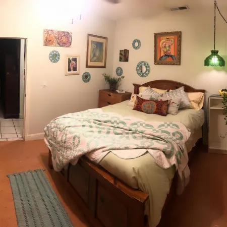 Stylish, Eclectic two bedroom Retreat Near Downtown & Redwood
