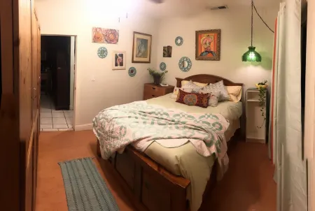 Stylish, Eclectic two bedroom Retreat Near Downtown & Redwood