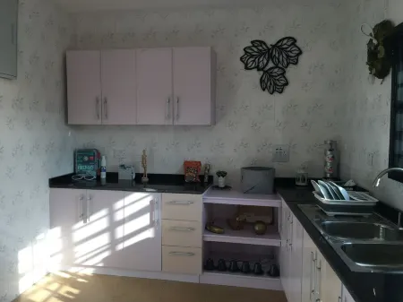 The Diasporan’s 2 bedroom Vacation Home rental . Отели рядом с достопримечательностью «Элеко Бич»