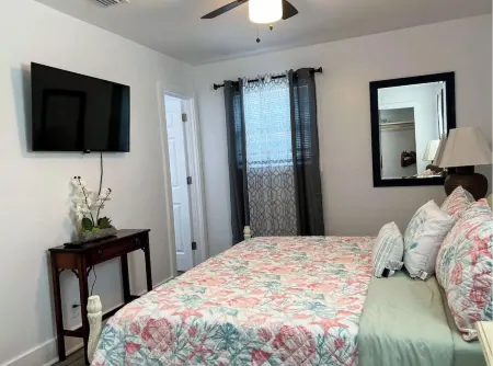 Cozy Coastal Abode- 4bed,3bath Отели рядом с достопримечательностью «Сайпресс Милл сквер»