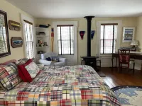 Cozy, spacious, New England Farmhouse close to Hotchkiss School & Lime Rock Hotels in Salisbury
