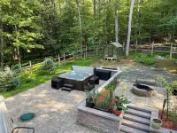 Luxury Poconos retreat with hot tub, sauna, fire pit & patio Hotels in Middle Smithfield Township