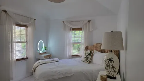 New! Rennovated 1-bedroom condo. Walk to beach & waterfront restaurants. Hotels in St. George's