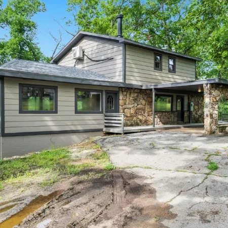 Spacious 4-bedroom Retreat on Table Rock Lake. Darts, Air Hockey, and More!
