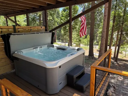 Peaceful Modified A-Frame, Hot Tub, 4min to Lake