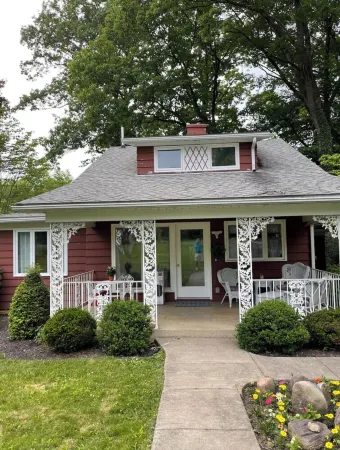 CREEKSIDE  COTTAGE WITH WATER ACCESS, LARGE LOT WITH CAMPFIRES AND LOTS OF CHARM