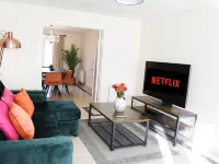 Spacious home | 3 Bedrooms + 3 bathrooms dedicated office & parking close to M4 Wokingham otelleri