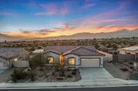 4BR Oasis W/Heated Pool, Spa, Game room, BBQ & Mountain View