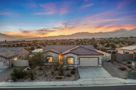 4BR Oasis W/Heated Pool, Spa, Game room, BBQ & Mountain View