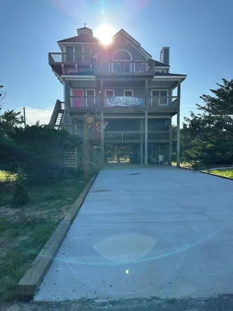 Welcome to Wreckless! Beautiful home with AC and WIFI in delightful Avon