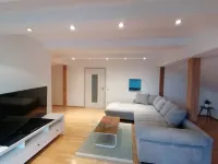 Spacious top-floor apartment in the suburban district of Grubweg