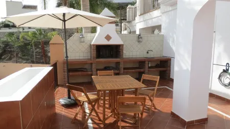 Vacation home in Almuñécar with beautiful city, mountain and sea views.