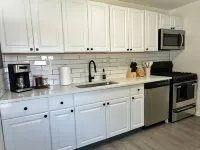 KING bed, Pet Friendly, Modern Retreat, CLE-BW