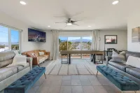 The Hilltop, Pool, Firepits Sleeps 14, Lake Views, Tons of Parking