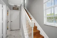 Cozy orange beachside townhouse with yard, Wi-Fi, & full kitchen in Lantana! Hotel a Lantana