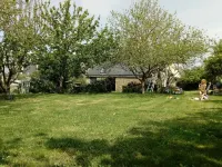 Traditional farmhouse with large garden. Porsliogan beach 500m away on foot. Hotels in Le Conquet
