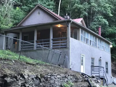 HISTORIC MILL KEEPER'S HOUSE, FRONTING ALONG BUFFALO CREEK, ROCKBRIDGE CO. , VA Hôtels à proximité de : Virginia Safari Park