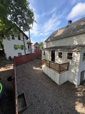 Charming 3-bedroom house with fast WiFi and is pet-friendly in Brockton Отели в г. Броктон