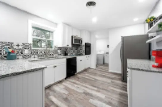 Charming 3/2, 2 Miles to BSW, Walk to Shopping- Temple, TX