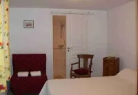 Comfortable Gite with pool close to the city and the countryside