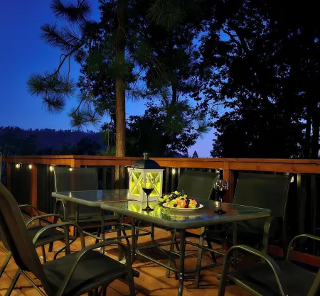 Cabin / hotub next to a Creek near Bass lake, 45/min to Yosemite south gate