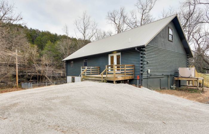 Tranquil Creekside Hideout: Families Welcome!