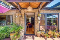 Bohemian Wonderland: Benicia Bungalow w/ Pergola! - 3 stjerner