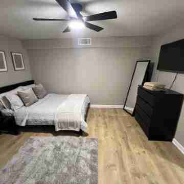 Charming 2-Bed, 2 Full Bath Lower Level Studio with WiFi, AC in Ardmore Rooms