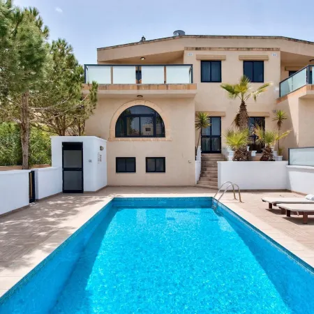 Villa Sardinella 5 Bedroom Villa with Private Pool Отели рядом с достопримечательностью «Пляж Голден-Бэй»
