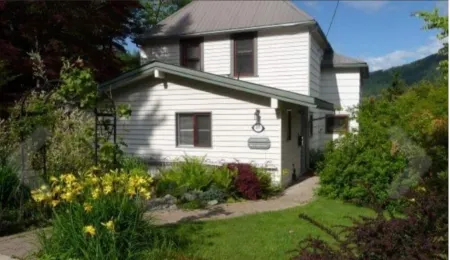 Sweet private studio just minutes from the downtown core.