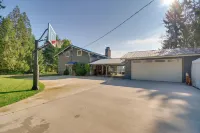 Waterfront Allyn Retreat w/ Guest House & Beach! - 3 tähden